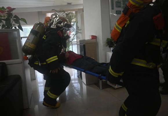 消防队员将伤员转移至安全地点。国网重庆市电力公司供图  华龙网发