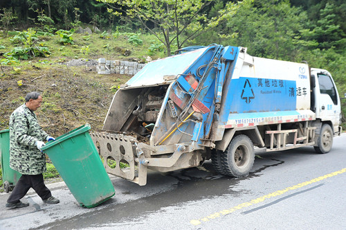 垃圾清运车在回收垃圾。特约通讯员 隆太良 摄
