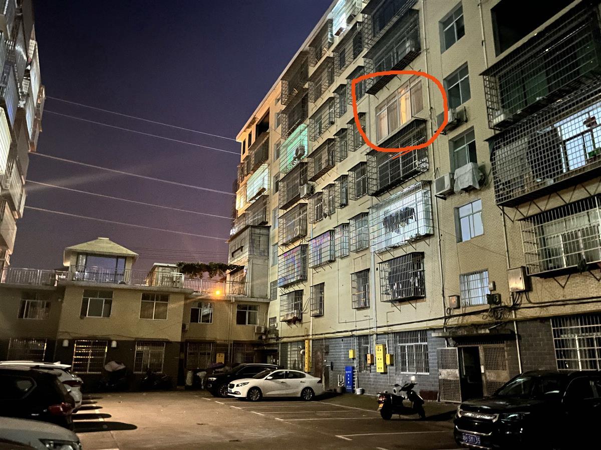 “两娃随窗坠亡”小区实探：坠落防护窗由约20颗膨胀螺丝和支架固定，有居民开始加固自家防护窗1
