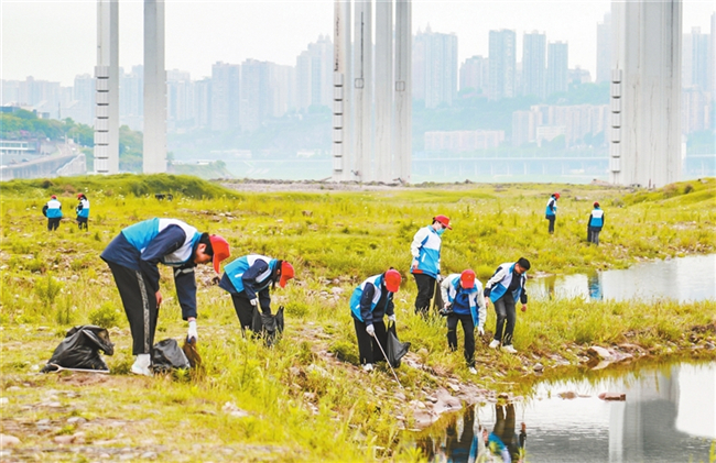 志愿者开展护河净岸行动，成为一道靓丽的风景线。渝中报记者 姚延洋 摄