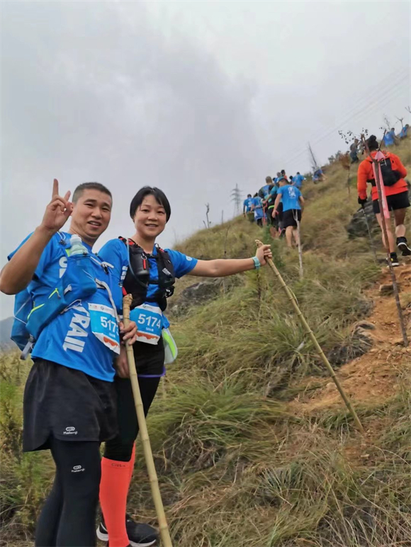 黄仁群与丈夫参加巫山越野跑时的合影。受访者供图 华龙网发