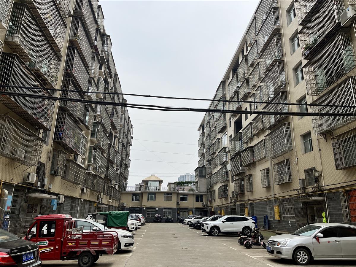 “两娃随窗坠亡”小区实探：坠落防护窗由约20颗膨胀螺丝和支架固定，有居民开始加固自家防护窗4