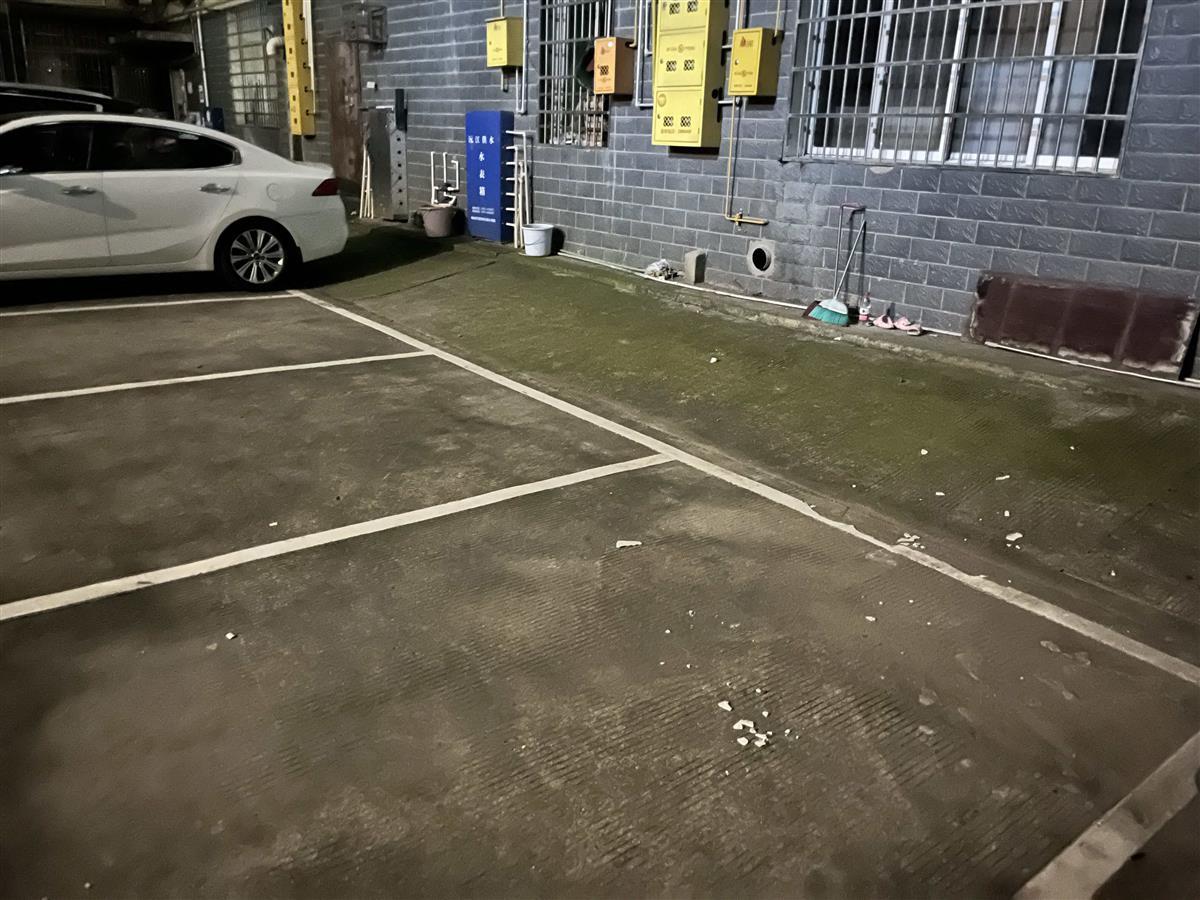 “两娃随窗坠亡”小区实探：坠落防护窗由约20颗膨胀螺丝和支架固定，有居民开始加固自家防护窗3