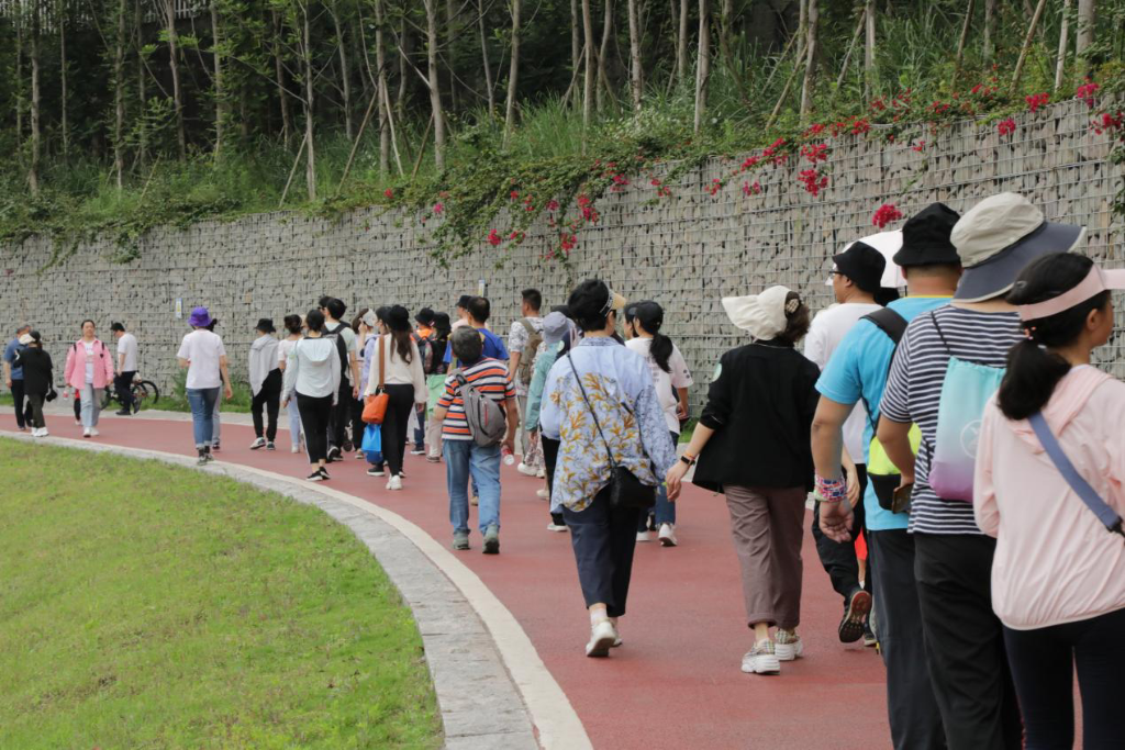 “步行看重庆”走进江北段滨江步道。主办方供图