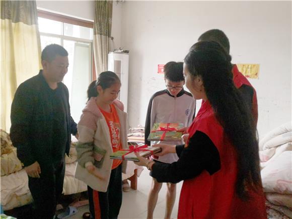 2志愿服务队为困难家庭孩子送去“微心愿”书籍。白市驿镇供图