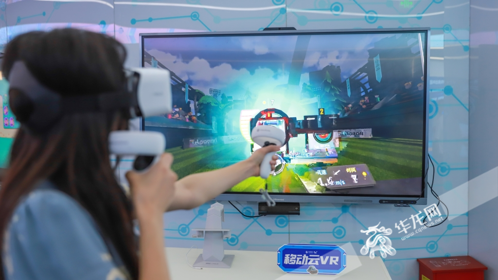 市民现场体验移动云VR。华龙网-新重庆客户端记者 陈毅 摄