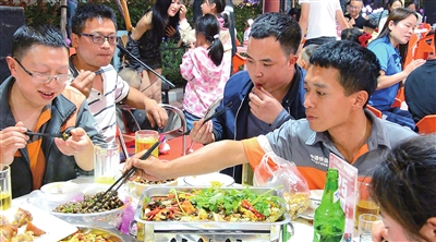 中国西部预制菜之都展览街区，市民在品尝梁平嗦螺。记者 高柔 摄