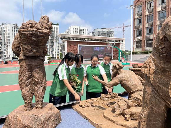 学生参观雕塑展。渝北区文化旅游委供图 华龙网发