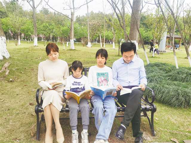 荣昌陈静家每月有个家庭日，地点在书店、图书馆——这个全国“最美家庭”很愉“阅”