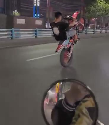 1飙车炫技视频截图。重庆九龙坡警方供图