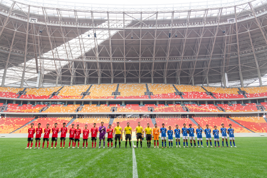 The national anthem is played before the game starts. (Photographed by Yan Yili)
