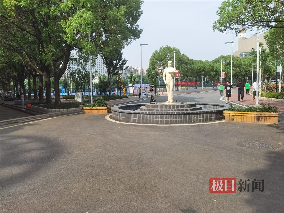 大学生带宠物入校与保安起冲突,武汉一高校回应:情况属实
