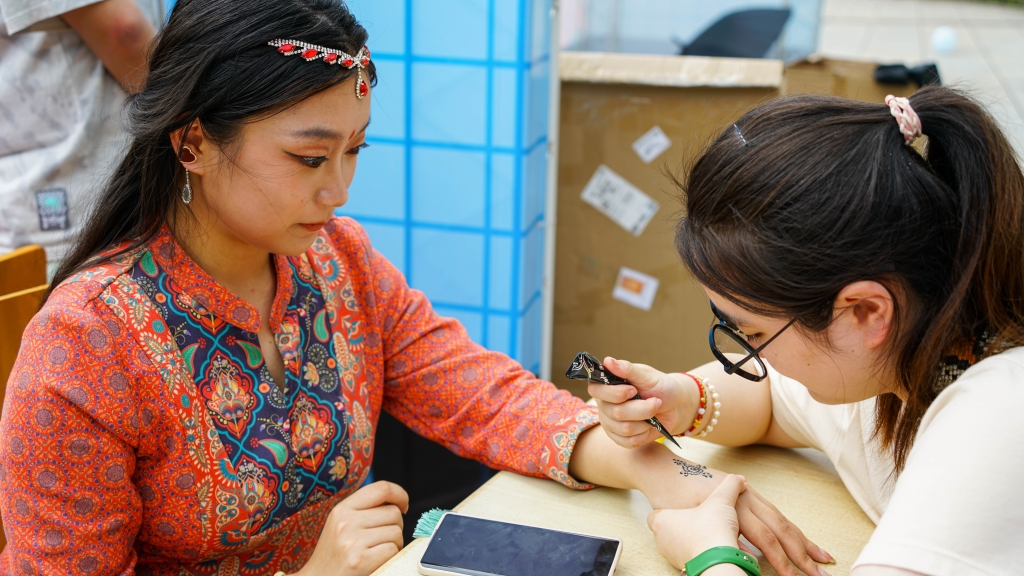 一个女生体验在手背上绘图.受访单位供图