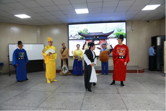 普法直播课中，重庆市南岸区税务人员表演税收儿童情景剧《一条鞭法》。通讯员 刘新煜 摄
