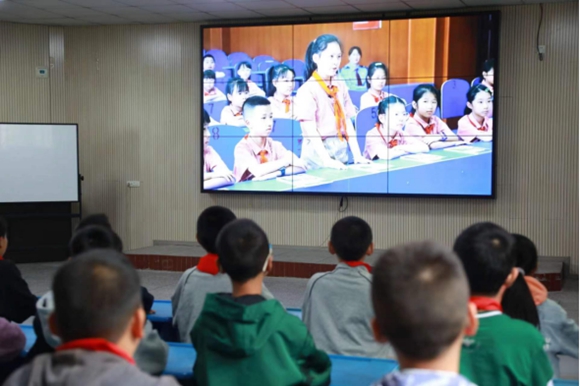 重庆市南岸区广阳小学和江西省景德镇市梨树园小学的同学们通过视频连线，共上普法课。通讯员 刘新煜 摄