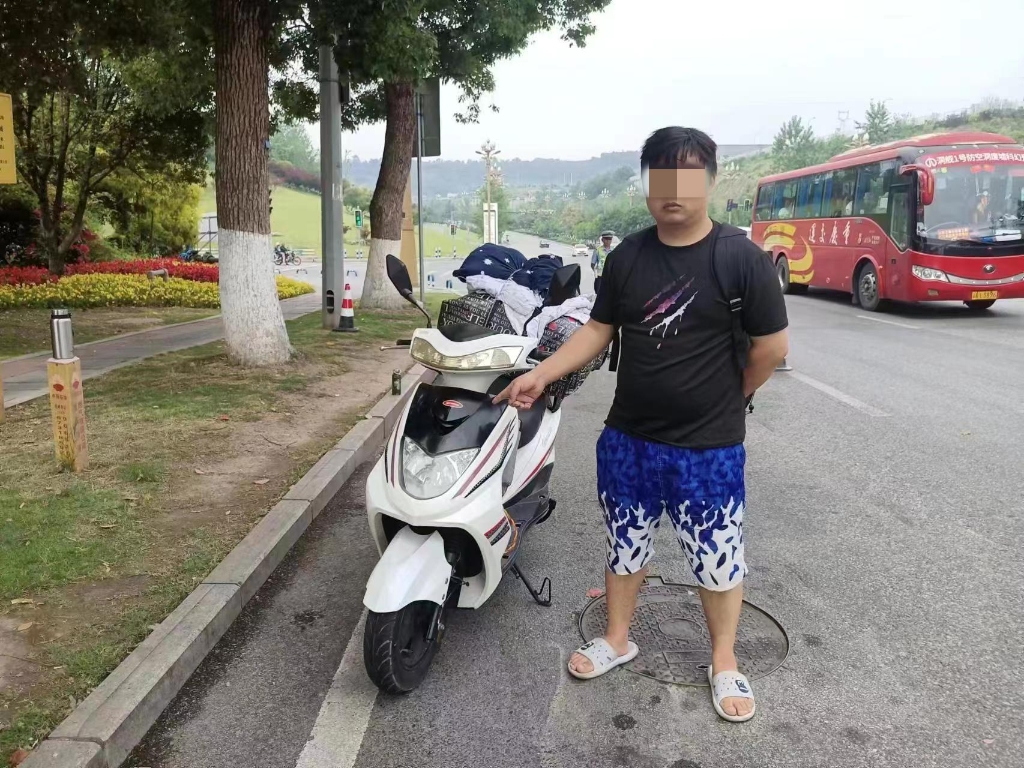 包某指认自己驾驶的摩托车。重庆江北警方供图