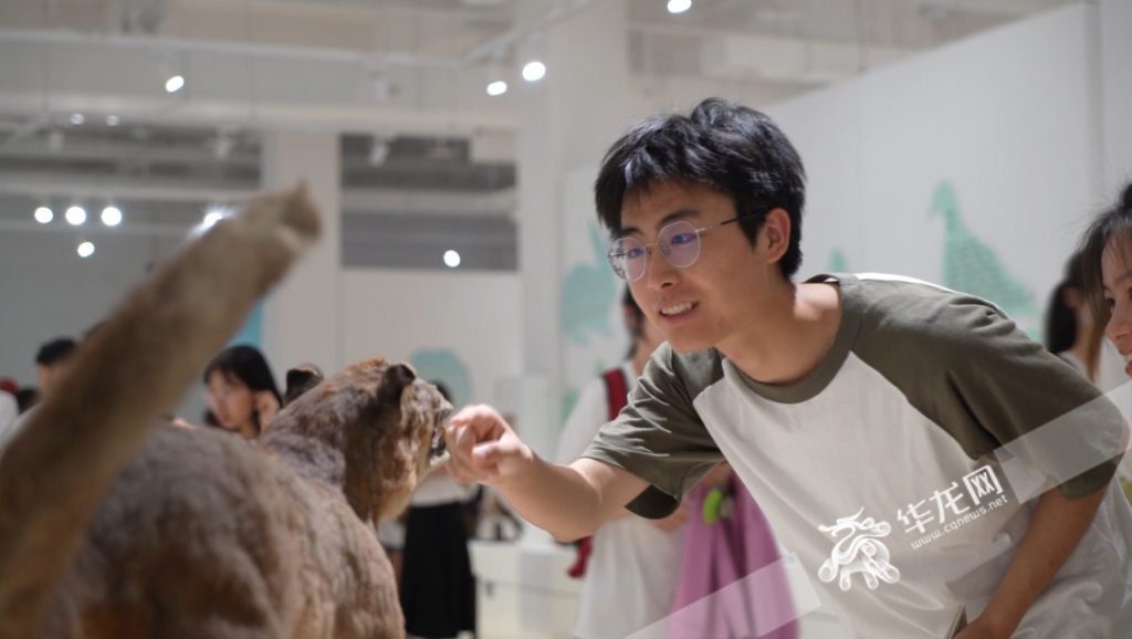 观众近距离观赏。华龙网-新重庆客户端 记者 秦思思 摄