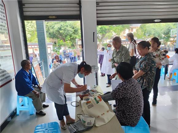 2医护人员正在为辖区65岁及以上老年人进行血压检查。 通讯员 刘静 摄