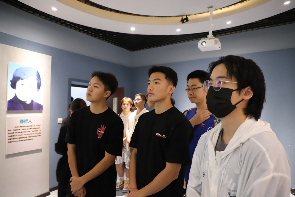 学生们正在参观。受访单位供图