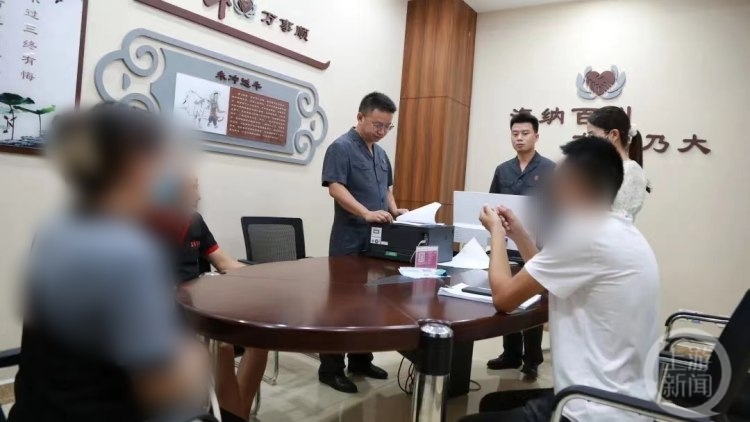 父母将孩子交给保姆多年不闻不问 法院判决:撤销父母的监护权 保姆当监护人