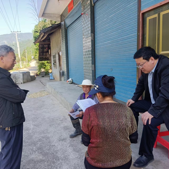 乐山村联村领导，村干部入户走访慰问脱贫户