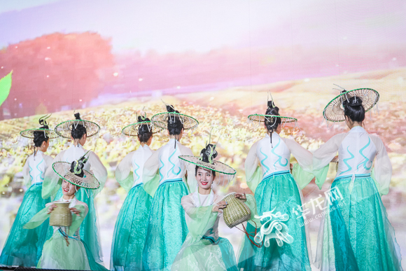 2、活动现场精彩舞蹈表演。华龙网-新重庆客户端 首席记者 李裕锟 摄
