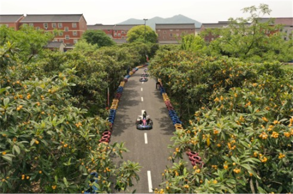 5月17日，游客在塘栖镇的枇杷园中体验卡丁车比赛（无人机照片）。新华社记者 徐昱 摄