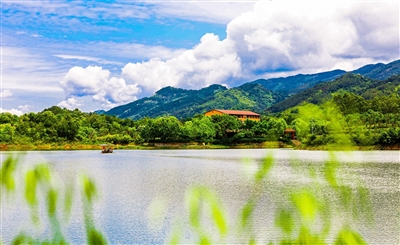 蓝天白云倒映在清澈的湖面上。记者 龚长浩 摄