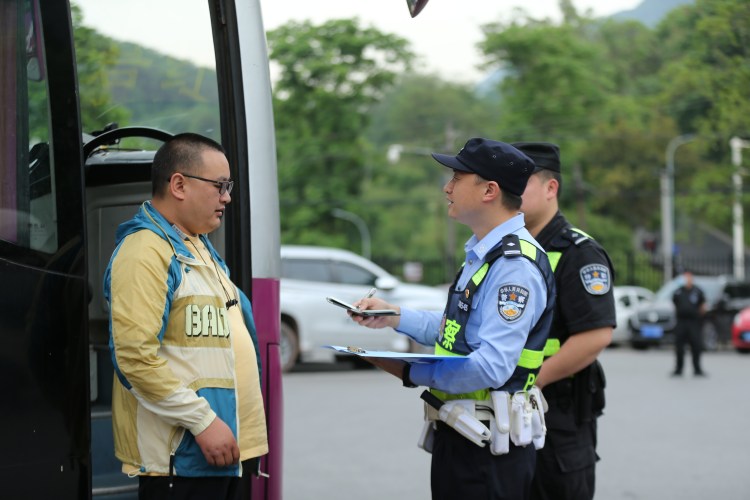 2民警与游客沟通。重庆沙坪坝警方供图