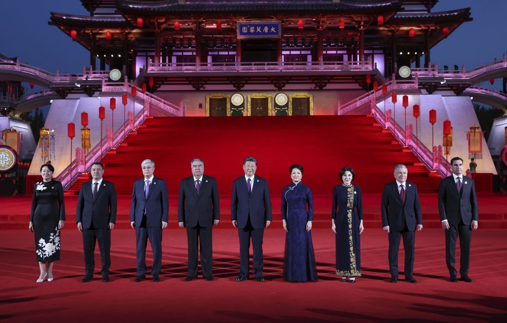 习近平和彭丽媛为出席中国－中亚峰会的中亚国家元首夫妇举行欢迎仪式和欢迎宴会并共同观看演出1
