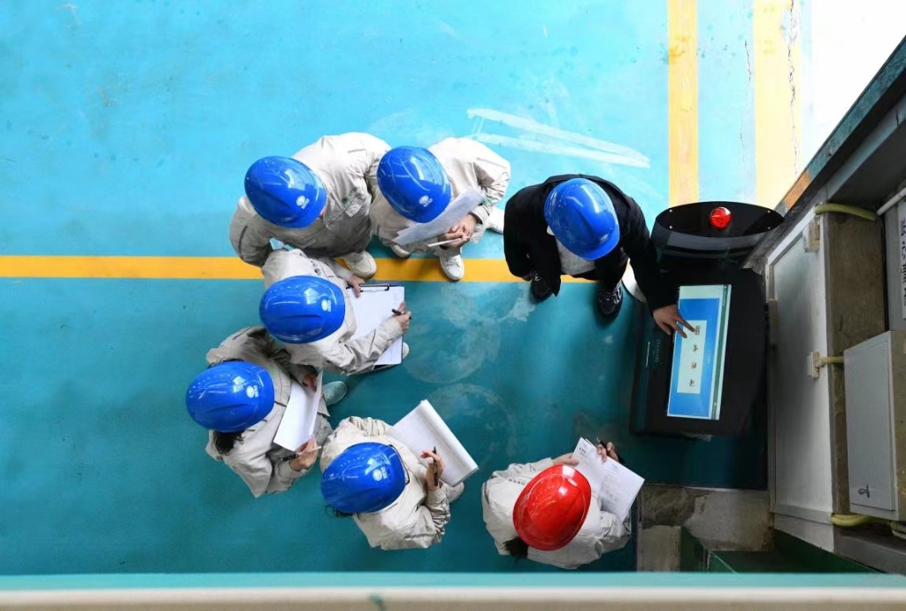 库房管理员在学习数字化智能仓库的操作流程。通讯员 王化全  摄