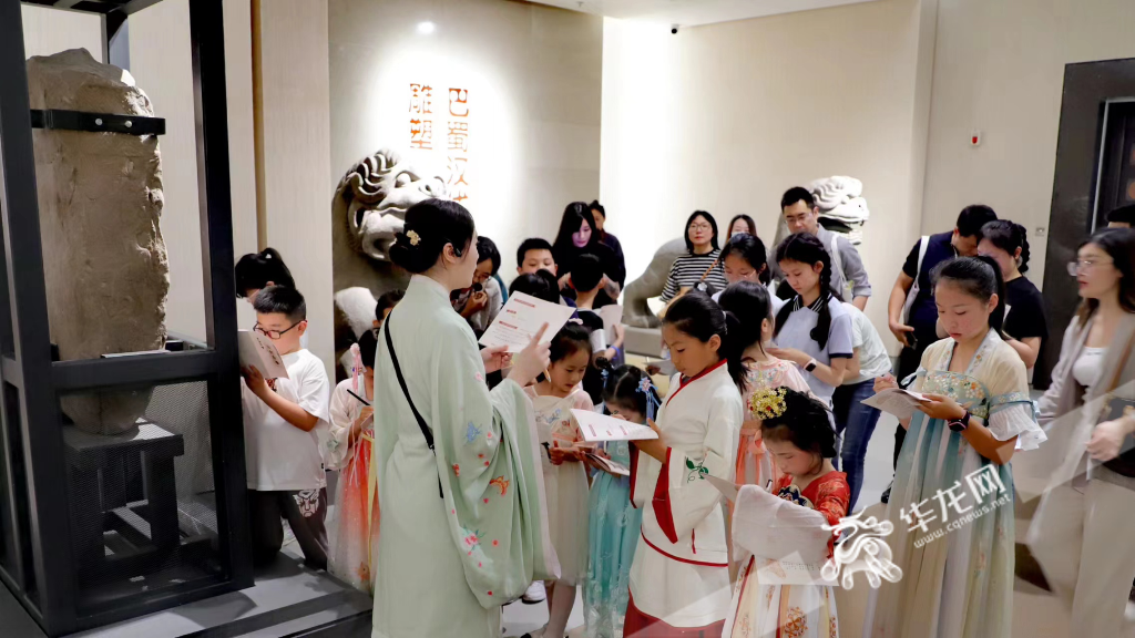 小朋友们逛展厅。华龙网-新重庆客户端记者 陈洋 摄