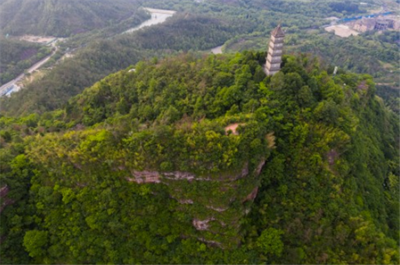 俯瞰天台县的赤城山及山顶的梁妃塔（5月16日摄，无人机照片）。新华社记者 徐昱 摄