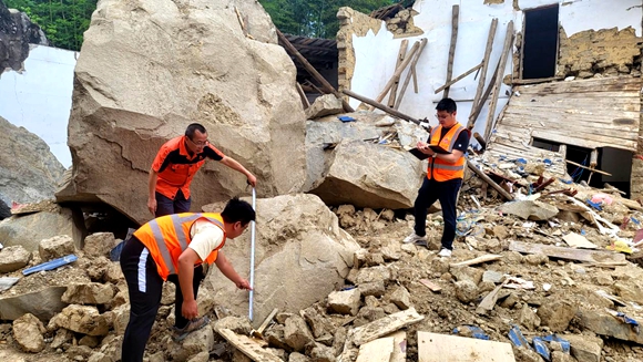 驻守地质专家在危岩崩塌现场勘测。奉节县规资局图 华龙网发