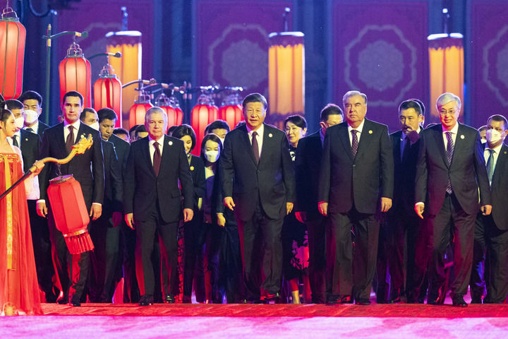 习近平和彭丽媛为出席中国－中亚峰会的中亚国家元首夫妇举行欢迎仪式和欢迎宴会并共同观看演出4
