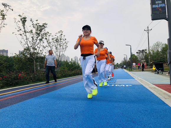 市民正在智慧跑道公园慢跑。通讯员 杨帆 摄