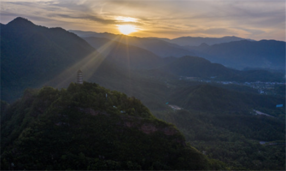 5月16日，在浙江天台县，清晨的阳光照在赤城山顶的梁妃塔上（无人机照片）。新华社记者 徐昱 摄
