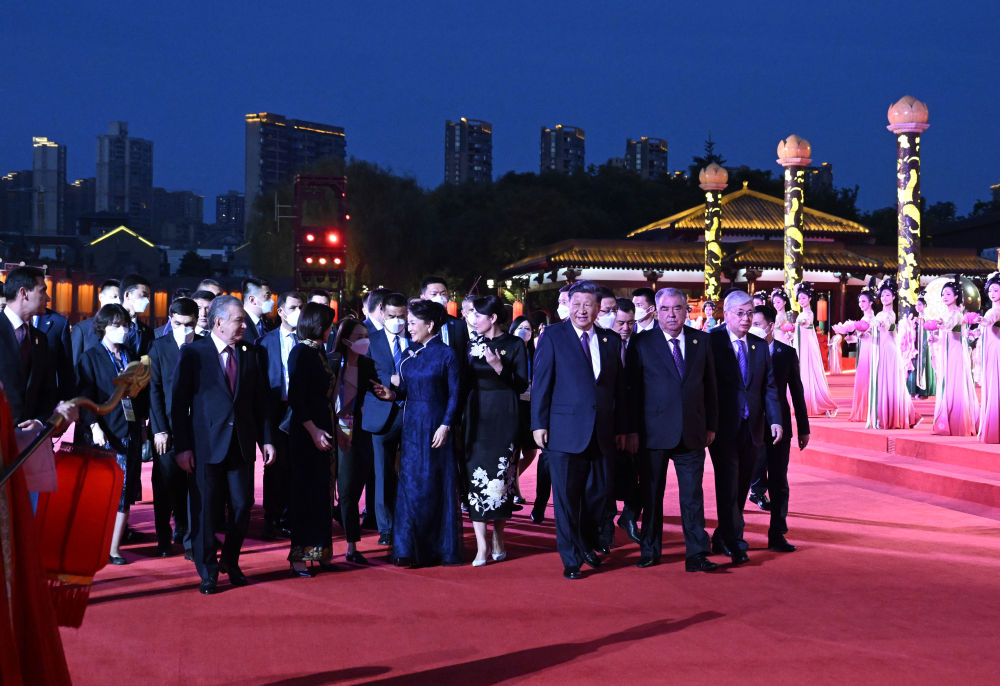习近平和彭丽媛为出席中国－中亚峰会的中亚国家元首夫妇举行欢迎仪式和欢迎宴会并共同观看演出5