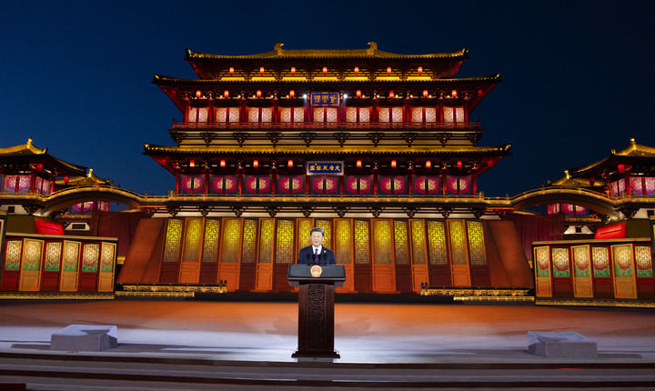 习近平和彭丽媛为出席中国－中亚峰会的中亚国家元首夫妇举行欢迎仪式和欢迎宴会并共同观看演出3