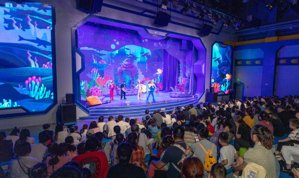 太阳马戏团演出吸引众多小朋友家庭观看。 重庆欢乐谷景区供图