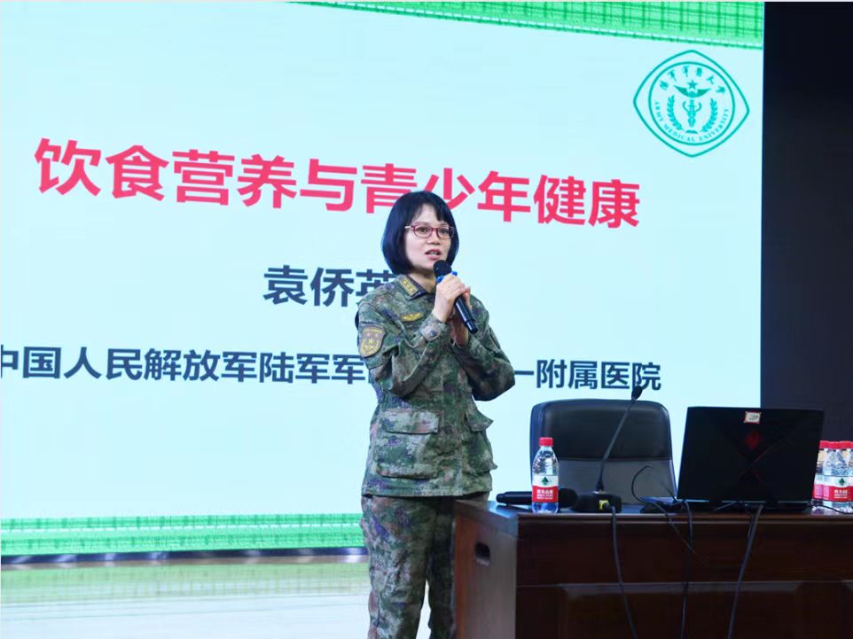 袁侨英在义诊现场。西南医院供图