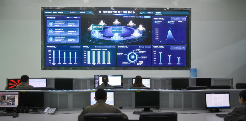 国网重庆市电力公司计量中心计量检定基地，计量业务集中监控室大屏显示着计量业务实时运行情况。国网重庆电力供图