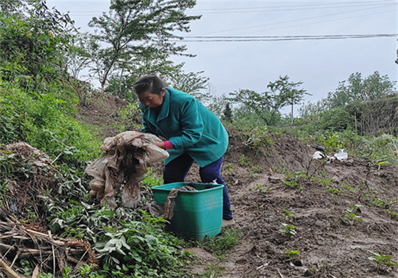 村民在收拾废弃农膜。通讯员 周亚琴 摄