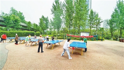 社区居民正在打乒乓球。记者 文琰 摄