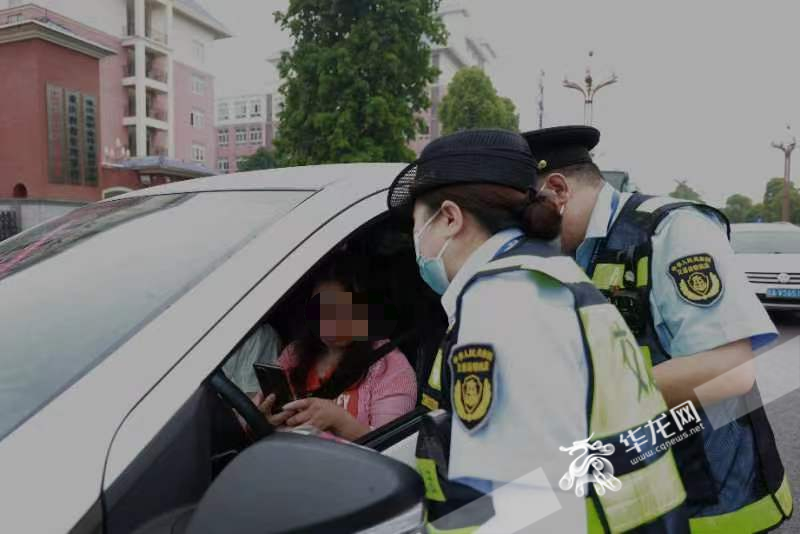 执法队员对车辆进行例行检查。华龙网-新重庆客户端记者 罗杰 摄