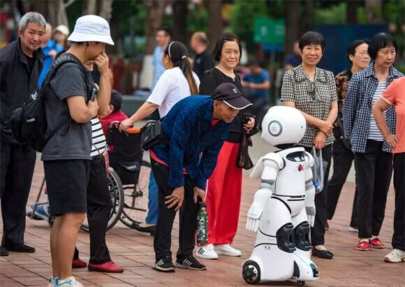 市民与机器人互动。万州区委宣传部供图 华龙网发