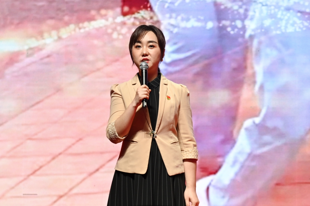 党委办公室王元元,以《党旗引领 接续奋斗向未来》为题,讲述一面特殊党旗背后的故事