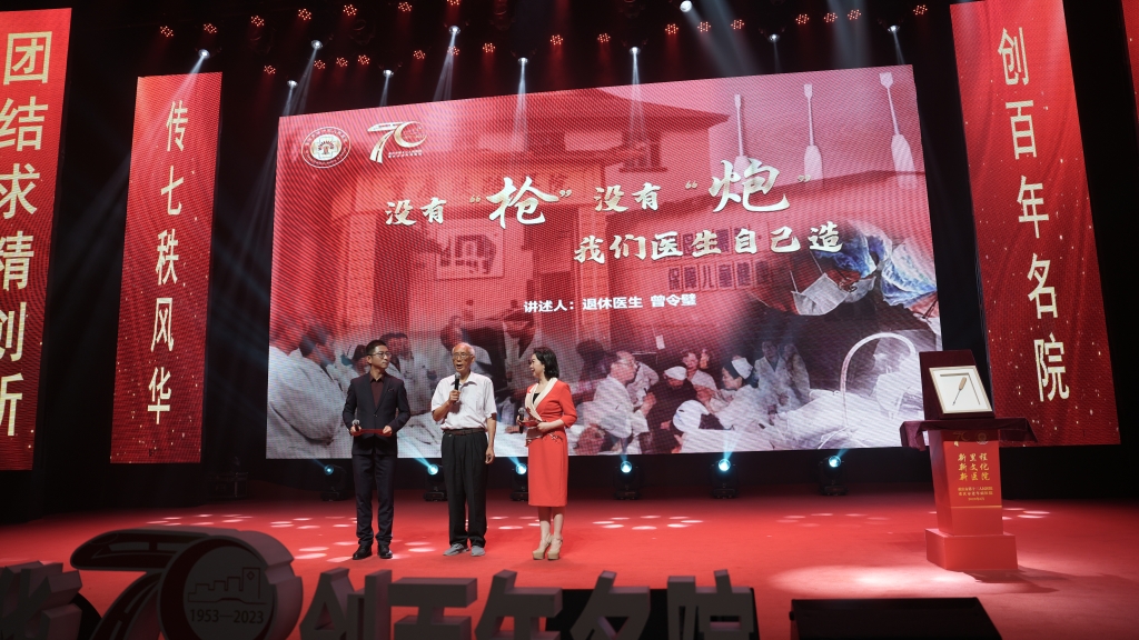 退休医生曾令璧,以《没有“枪”没有“炮” 我们医生自己造》为题,讲述医院自制骨刀的故事