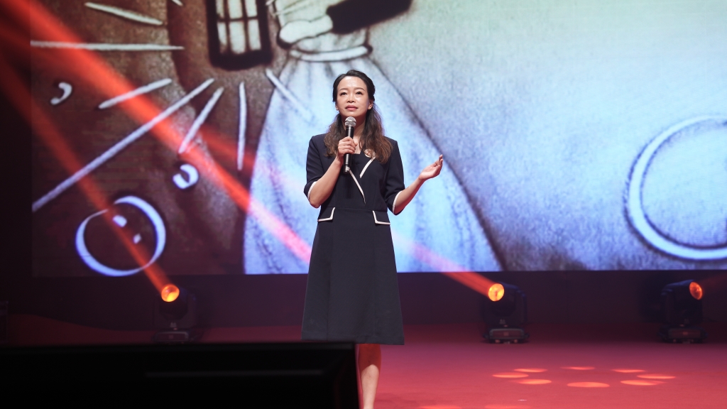 护理部郭敏,以《致敬“提灯女神”》为题,讲述护理姐妹手中的煤油灯的故事