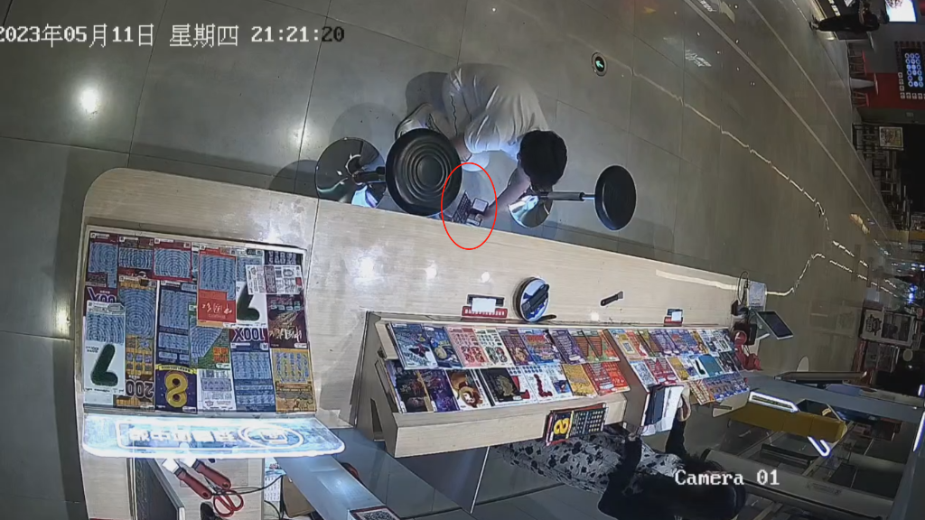 1男子快速将一摞彩票掉到地面。重庆沙坪坝警方供图